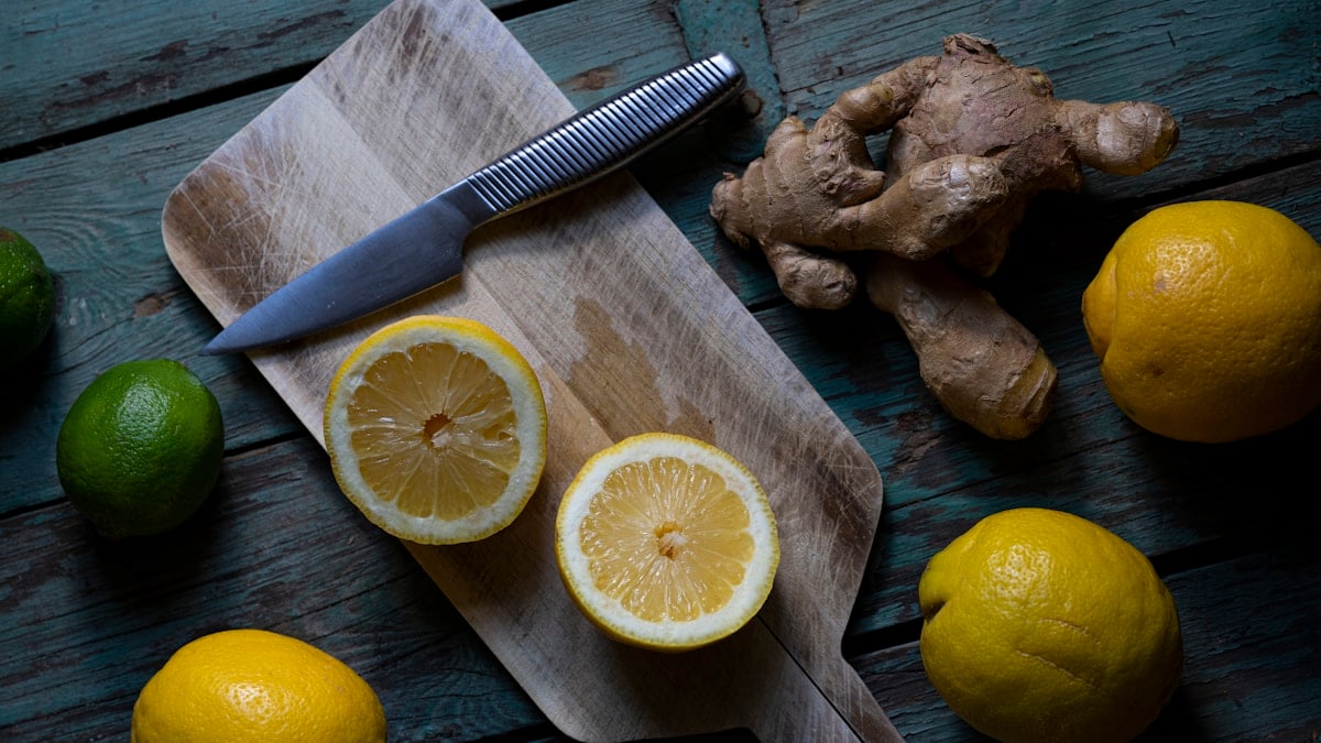 sliced lemon beside sliced lemon on chopping board